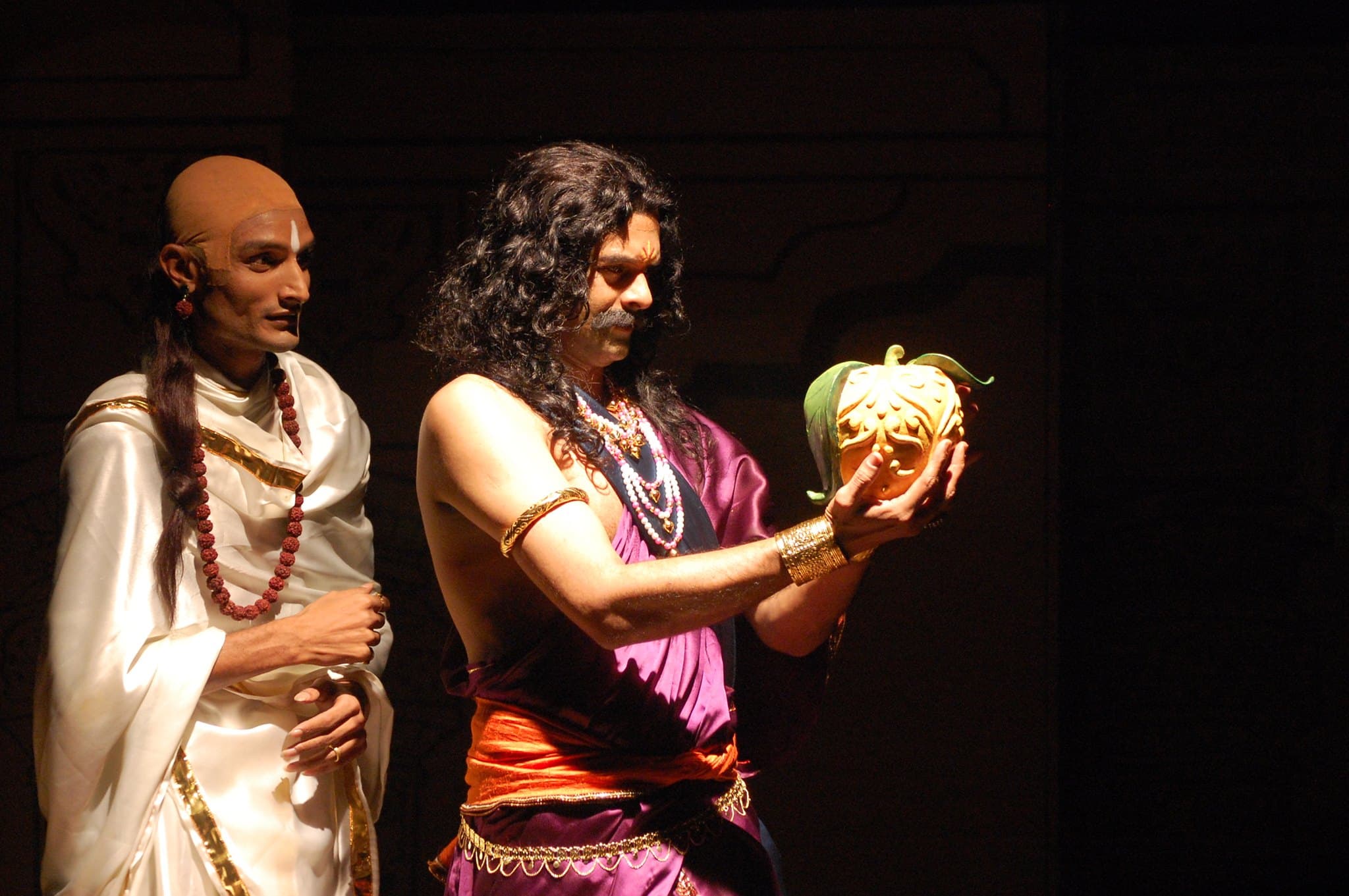 Bharthari receives the amar fal — Dharmendra Gohil holds the fruit of immortality